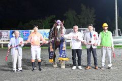 重賞初勝利のホクセイハリアー。馬の右隣が金山明彦調教師、馬の左隣が渡会心路騎手