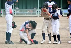 【決勝戦・とかちスマイルレインボー―札幌ダイヤモンドガールズ】整列後、泣き崩れるスマイルレインボーのナイン