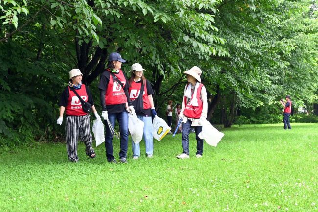 【写真】郵便局員らが清掃　公園をクリーンアップ～こぼれ話