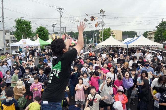 音更ＦＥＳＴＩＶＡＬにぎわう　菓子まきも　音更