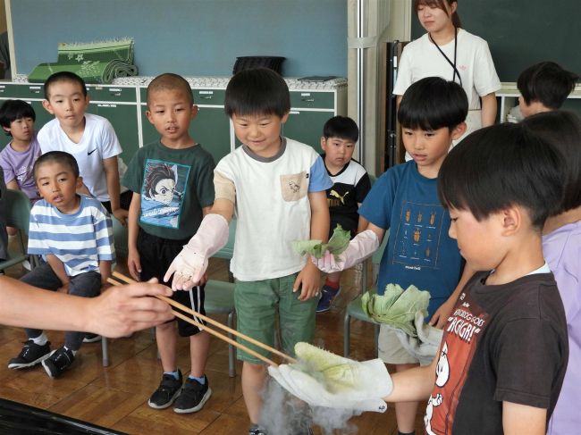 マイナス１９６度の世界を体験　浦幌小学校で移動理科教室