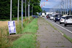 「速度取締中」の看板。運転手はこれを目にし、スピードを緩める（８日午後３時１５分ごろ、幕別町相川４２２付近）