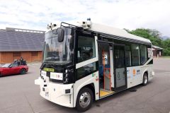 実証実験で使用される自動運転バス「Ｍｉｎｉｂｕｓ」（助川かおる通信員撮影）
