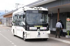 実証実験で使用される自動運転バス「Ｍｉｎｉｂｕｓ」（助川かおる通信員撮影）
