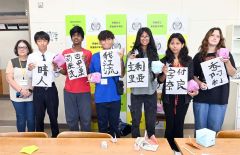 日本文化体験した訪問団員ら。左から２人目は通訳補助の白樺学園高校の生徒