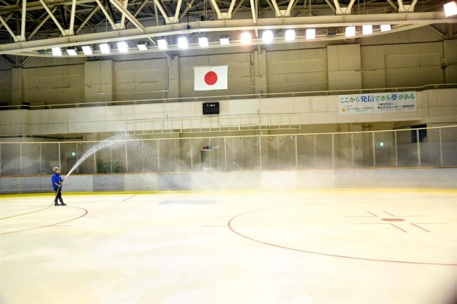 １５日のオープンに向け散水作業進む　帯広の森アイスアリーナ