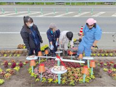 デザインした花壇に花を植える音更高校の生徒（ネクスコ東日本帯広管理事務所提供）
