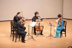 弦楽四重奏を奏でる（左から）小森谷さん、豊島さん、山本さん、篠崎さん