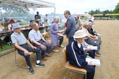 開会式で小野町長から高齢者顕彰を受ける９０歳以上のお年寄りら