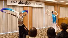 ベリーダンスを披露するＹＵＫＡ＆ＳＡＴＯＭＩの（右から）中井由佳さん三浦聡美さん