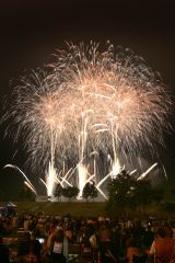 「まくべつ夏フェスタ２０２４」開催　約３０００発の花火が夜空を彩る