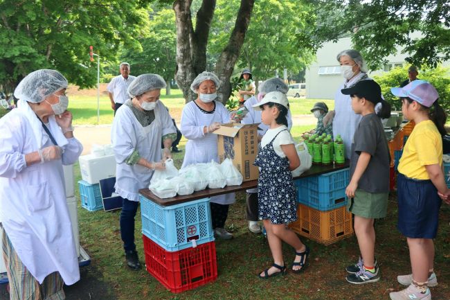 小学生、大喜びでビーフカレーに列　士幌ポテト食堂開催