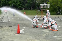 的をめがけて放水する帯広市消防団員
