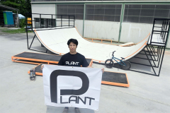 ８月にスケートボードパークをオープンする田中さんと自作のランプ、ボックス、レールなど