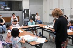 木村さん（右）に読書感想文の書き方を学ぶ子どもら