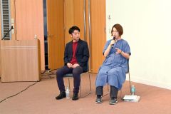 先輩参加者として体験を話す松山さんと小松さん（右から）