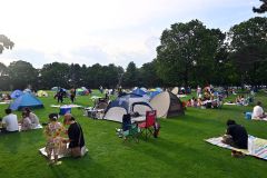 シートやテントを設置し、昼間からお祭り気分を楽しむ人々で公園内はにぎわった
