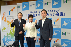 パリ・パラリンピックに出場する小野選手（中央）に、濱坂副知事（右）がエールを送った