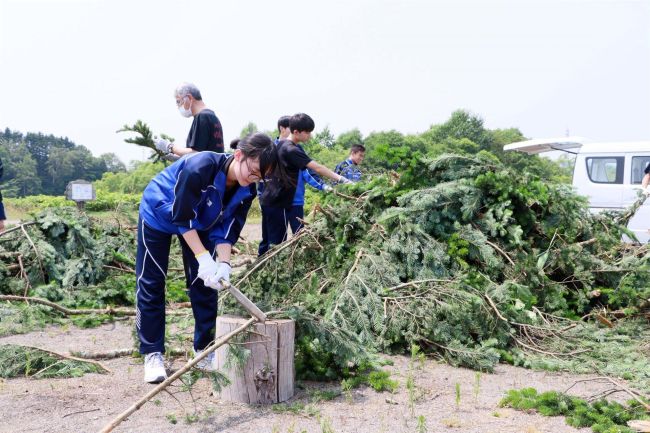 【写真】中学生が清流まつりの「たいまつ」製作を体験　大樹