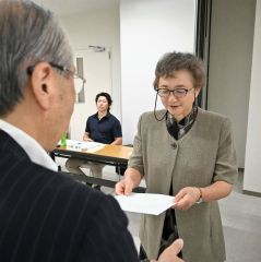 小野町長（左）から「第２期おとふけ男女共同参画プラン」の諮問を受ける吉田会長