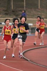 スタミナ強化を図って陸上競技にも挑戦。２０１０年に十勝であった記録会の中学女子３０００メートルで十勝勢トップの２位に食い込んだ永原和可那（手前）