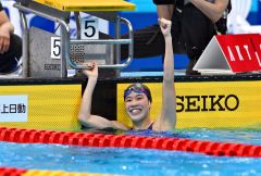 今年３月にあった競泳の五輪代表選考会の女子１５００メートル自由形で優勝を果たし、観客席に向かってガッツポーズをする蝦名愛梨