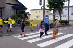 小学生が街頭で交通安全指導　広尾 2