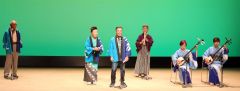 「秋田酒屋もとすり唄」を披露する「ひまわり会」の寺島代表（左から３人目）ら