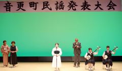 「十勝小唄」を披露する「あゆみ会」の八代さんら（左から３人目、左は西田代表）