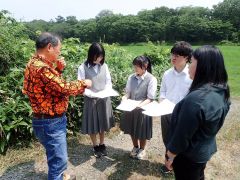 志村支部長（左）からシカの生態や駆除について説明を受ける広尾高校生
