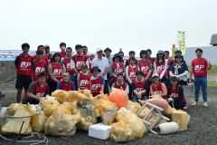 大津海岸を清掃した十勝東部会の局員と家族