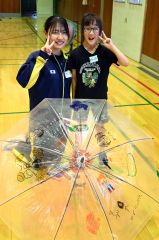 完成した傘を披露する帯広聾学校の児童と幕別清陵高校の生徒