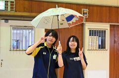 完成した傘を持ってポーズをとる帯広聾学校の児童と幕別清陵高校の生徒