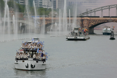 開会式でギリシャ選手団を乗せた船を先頭にセーヌ川を進む船団＝２６日、パリ（ＡＦＰ時事）