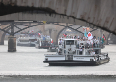 開会式で船に乗りセーヌ川を進む日本選手団ら＝２６日、パリ（時事）