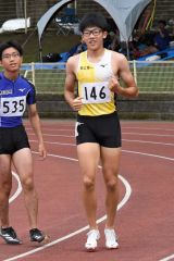 少年Ｂ男子１００メートル　初の１０秒台をマークし笑顔を見せる宮本哲朗（右、帯一中）