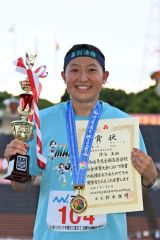 【女子ハンマー投げ】自己新記録で優勝し表彰台で笑顔を輝かせる澤向美樹（幕別清陵）