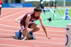 【男子４００メートル・予選４組】スタートへ向けて集中する下野那智（帯広三条）