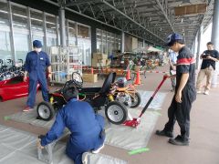 指導を受けながら解体作業を行う高校生