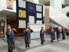 アイヌ古式舞踊を披露する帯広カムイトウウポポ保存会