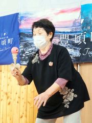 「ろうそく」を見事に決める最高齢出場者の松井さん