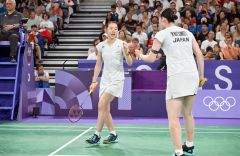 【女子ダブルス予選ラウンドＡグループ・中国戦】第１ゲーム、中国からポイントを奪い、気迫を見せる永原和可那（左）。右は松本麻佑（金野和彦撮影）