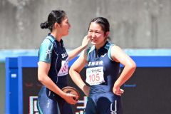 【女子円盤投げ・予選１組】試技１投目で予選突破した川村羽海（右、幕別清陵）をたたえる同組の澤向美樹（左、同）
