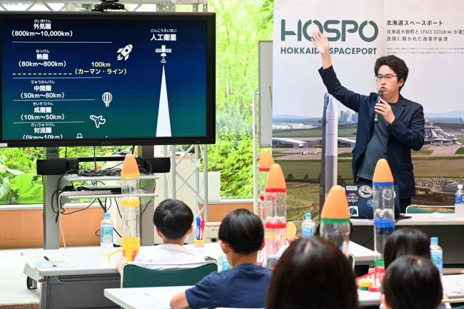 【写真】ペットボトルロケット発射！　管内小学生が北電ＮＷ社員らと「宇宙まなぶ」