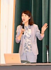 温暖化がもたらす影響について分かりやすく説明した菅井さん