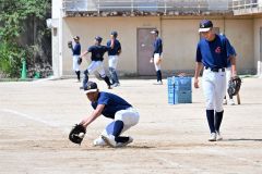 関西入りし、猛暑の中で本格的な練習に取り組む白樺学園ナイン（１日午前１０時１５分ごろ、大阪府河内長野市）