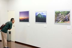 さまざまな角度から捉えた山脈の作品が並ぶ会場の様子（１日午前１０時１０分ごろ、帯広市民ギャラリーで、撮影助川かおる通信員）