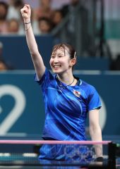 卓球女子シングルス準々決勝で勝利した早田ひな＝１日、パリ（時事）