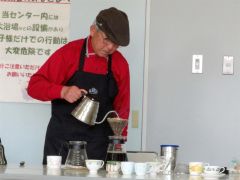 コーヒーを入れるマスターの長谷川さん