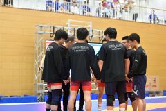 決戦となる３回戦試合前、手をつないで輪を作り士気を高める帯北